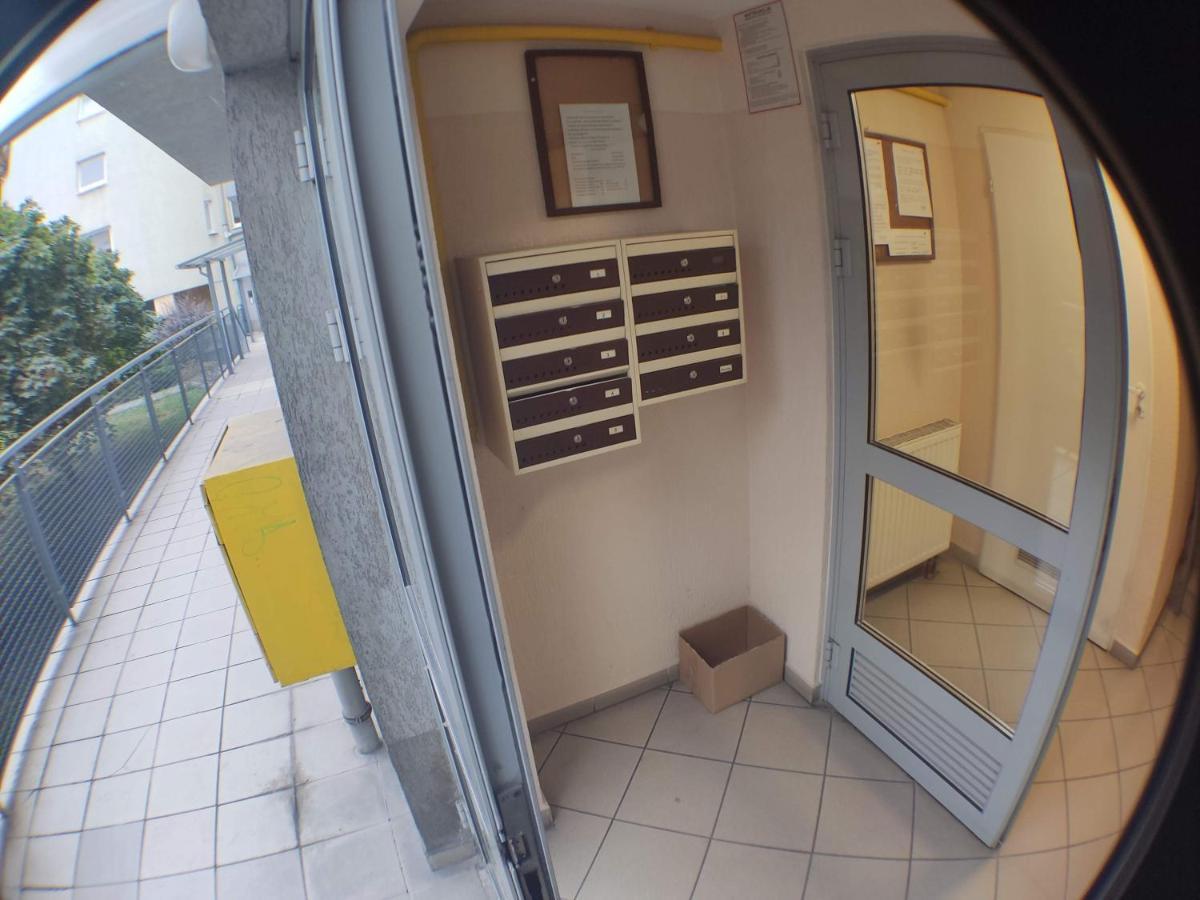 3030 Jana Spychalskiego 32 - Tanie Pokoje W Apartamencie - Samodzielne Zameldowanie - Self Check In Posen Exterior foto